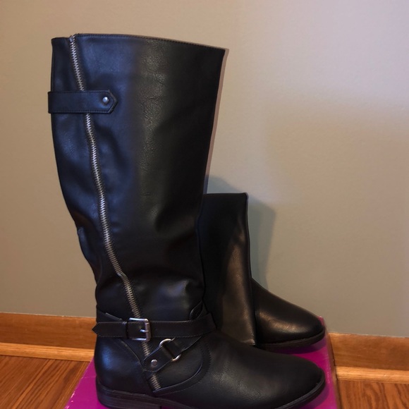 Rampage Shoes - BRAND NEW WOMAN BLACK BOOT SIZE 9.5 WIDTH. SMOKE FREE HOME.